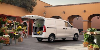 Rines en aluminio de 14 pulgadas, manijas, espejos en color negro y diseño compacto de tu Chevrolet Tornado Van 2025